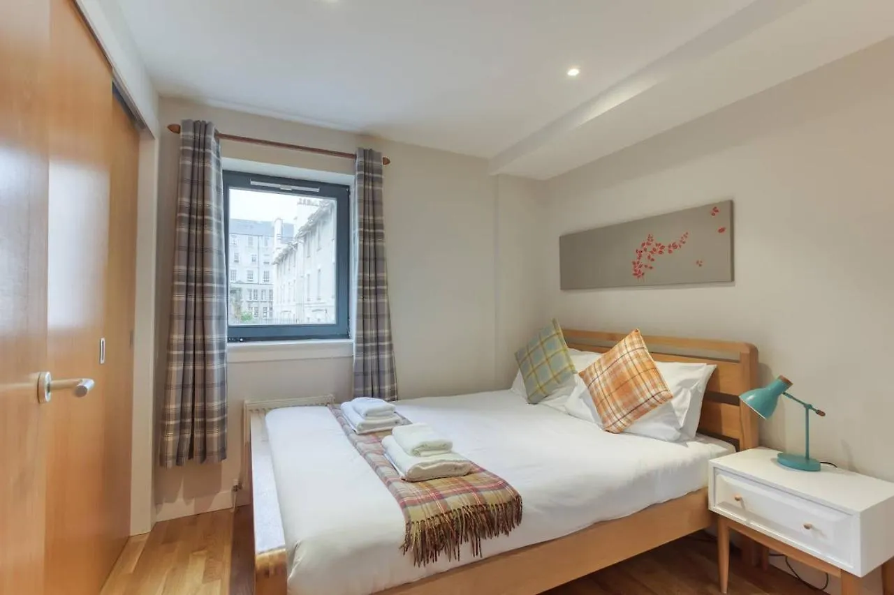 *Amazing Location!*In Heart Of The City. 2Br & Cot Edinburgh 0*,